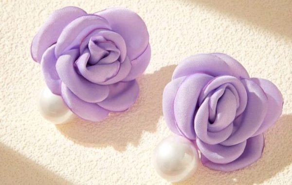 Aretes de flor lila con perla