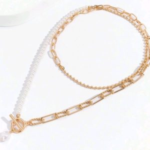 Collar de cadena asimétrica dorada y perlas