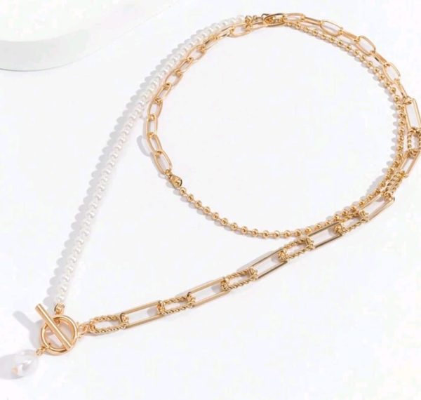 Collar de cadena asimétrica dorada y perlas